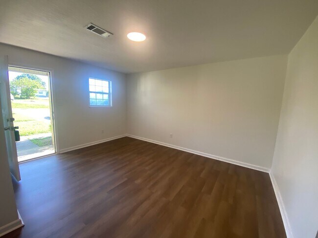 Building Photo - 3901 Lindbergh Dr
