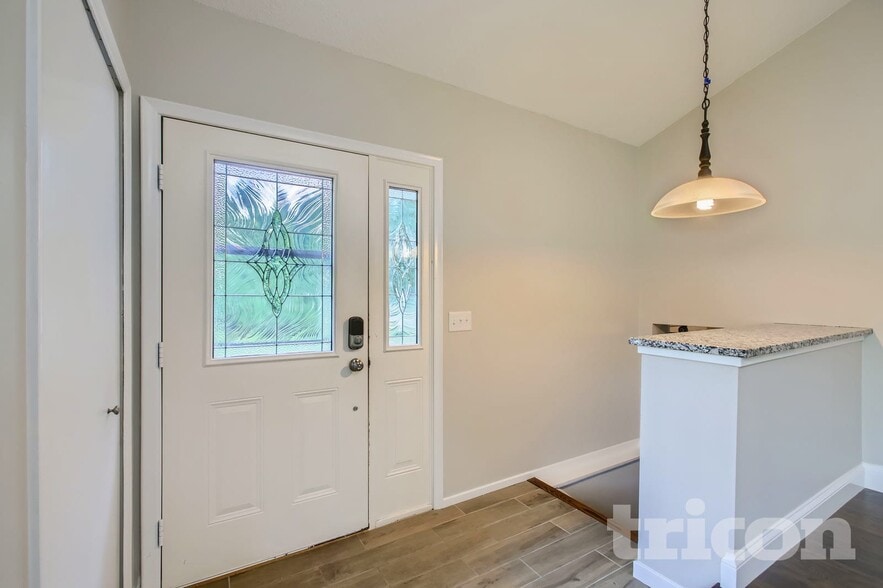 Building Photo - 1916 Lamplight Dr