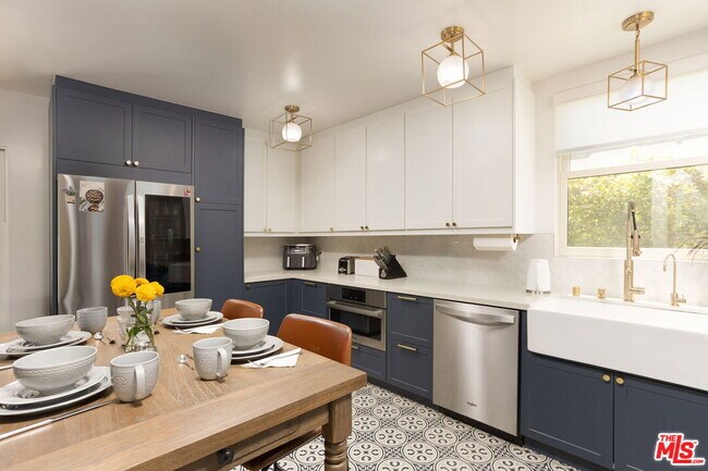 Building Photo - 5815 Saloma Ave