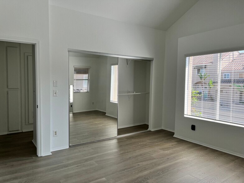Master bedroom - 1345 E Grand Ave