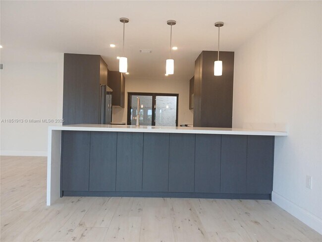 Building Photo - 1070 SW 135th Pl