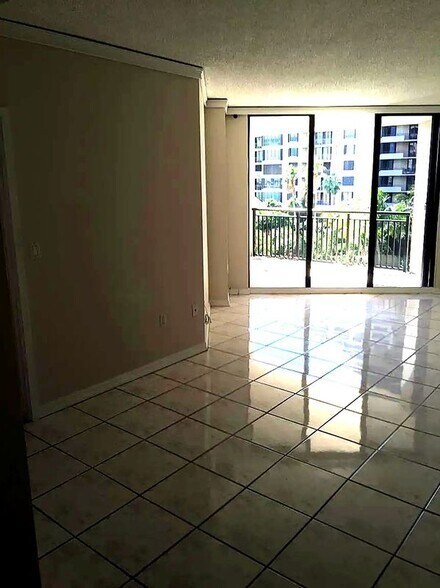 Building Photo - 540 Brickell Key Dr