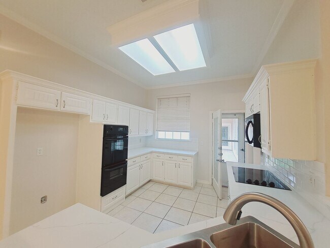 Building Photo - Beautiful 4/3/2 with Sparkling Pool!