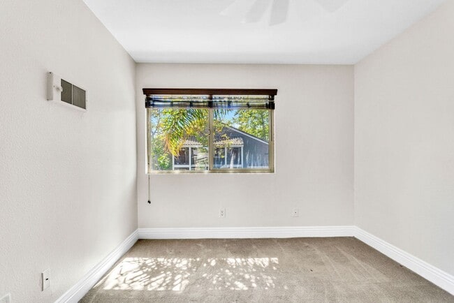 Building Photo - Great Two Bedroom Corner Unit in Villa Tos...