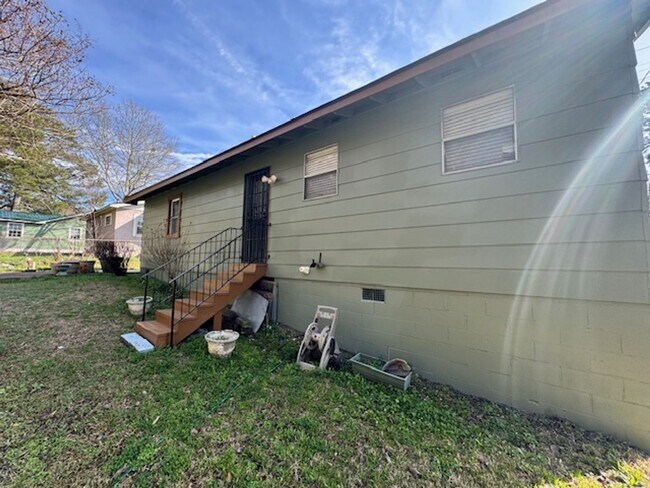 Building Photo - 409 Brown St