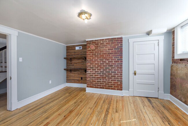 Building Photo - Updated Craftsman Cottage in West Asheville