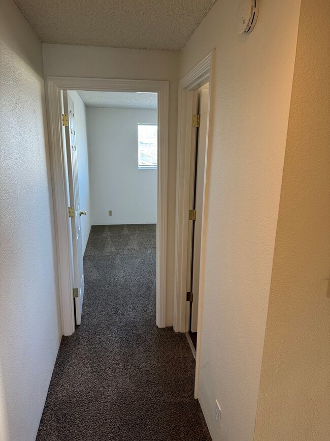Building Photo - 2 Bedroom Duplex in Springfield