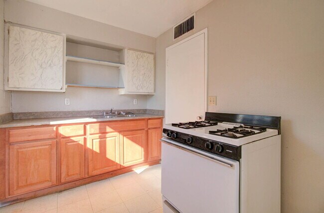 Building Photo - 342 W Taylor Ave