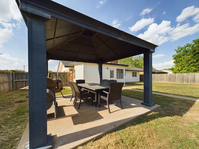 Building Photo - Spacious and Modern 3 bedroom Home with a ...