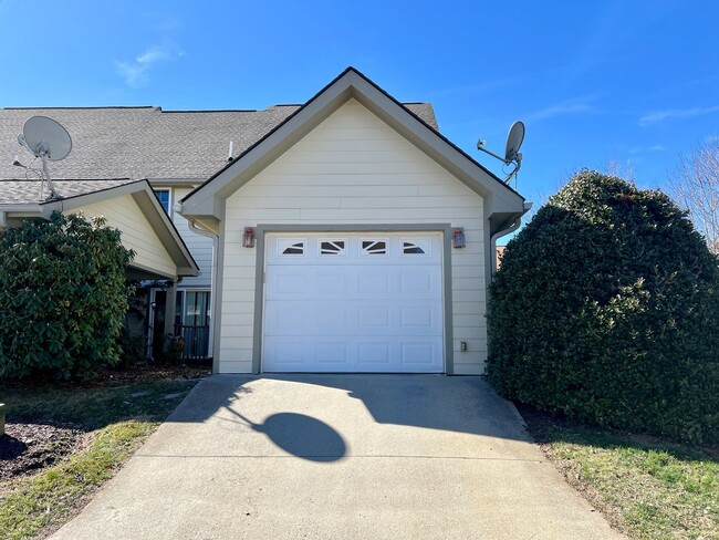 Building Photo - 3-Bed, 3-Full Bath, End Unit, 1-Car Garage!
