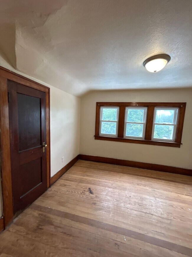 Building Photo - 1714 Roys Ave