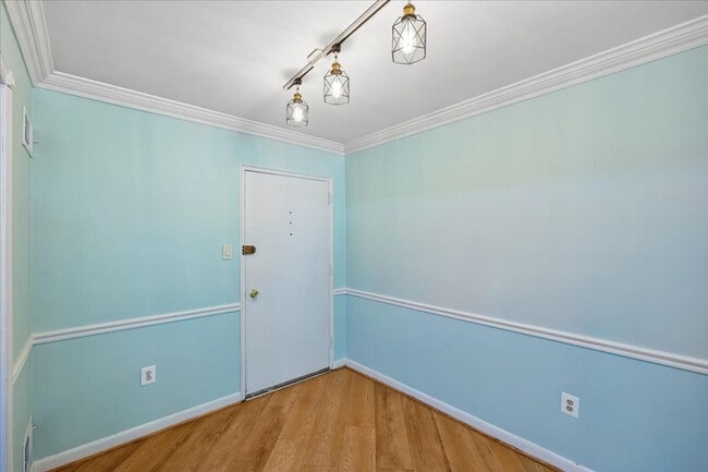 Building Photo - Bright & Stylish 2BR/1BA Condo in Sought-After Sumner Court in Bethesda
