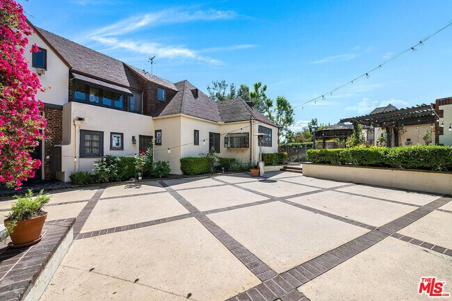 Building Photo - 2441 Glendower Ave