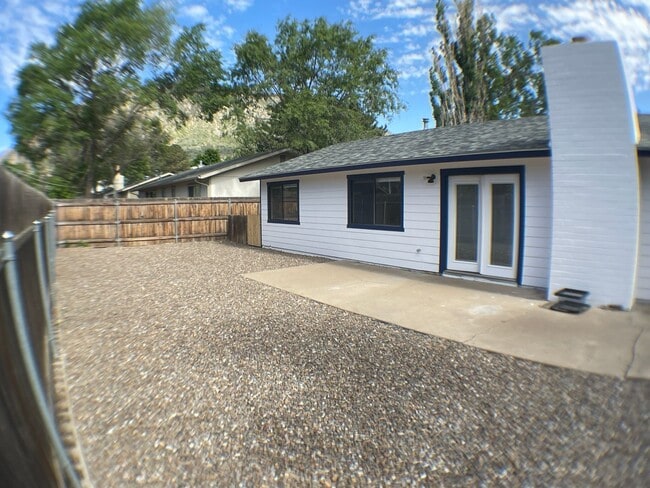 Building Photo - 3 Bedroom Home in Smokerise | Single-Level Living + Natural Light