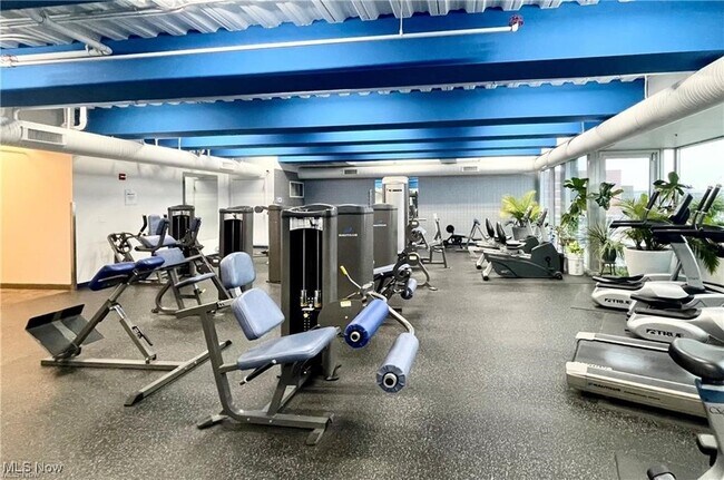 Building Photo - 701 W Lakeside Ave