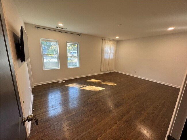 Building Photo - 995 Fleetwood Cir SW