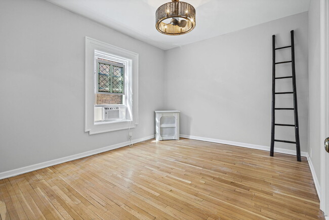 Building Photo - 537 W Brompton Ave