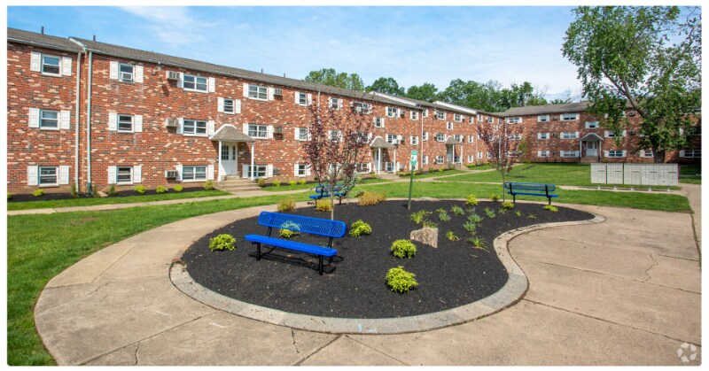 Building Photo - 831 Cedar Ave