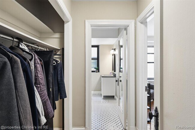 Building Photo - 15 E Kirby St