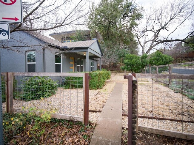 Building Photo - 701 Bouldin Ave