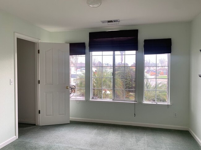 Building Photo - 3 Bedroom 2 Bath available Now