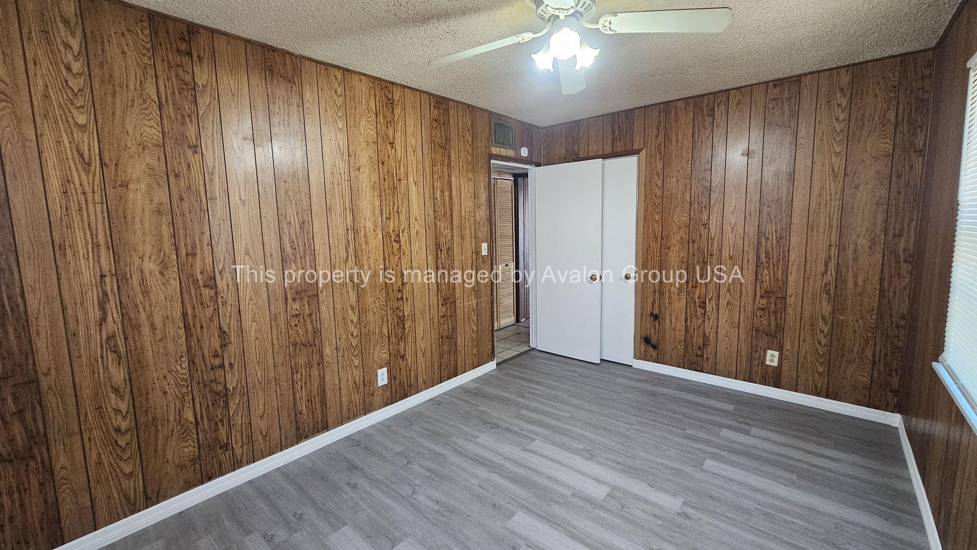 Building Photo - 1560 W 6th St