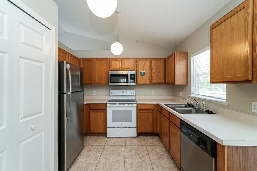 Building Photo - 5511 Ashland Dr