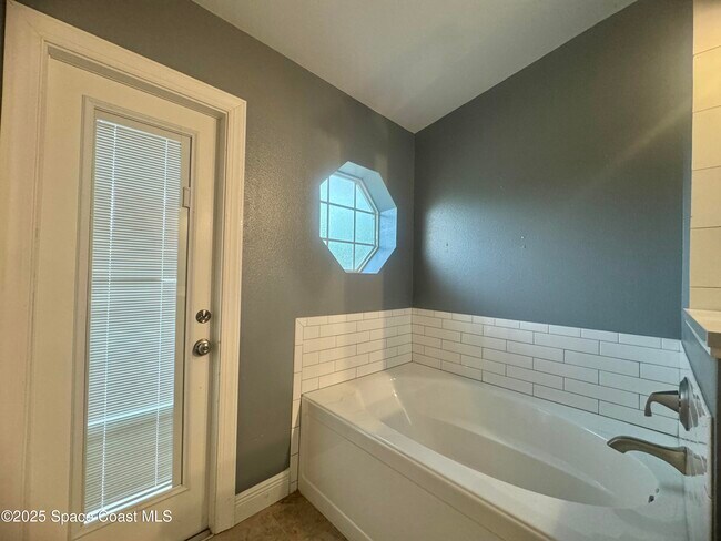 Building Photo - 4726 Four Lakes Dr