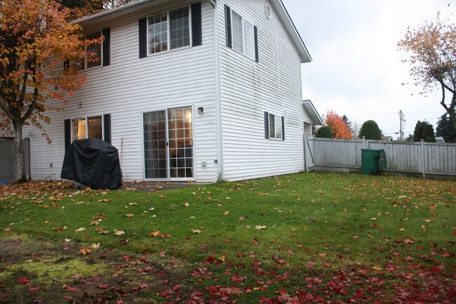 Building Photo - 3 bdrm, 2.5 bath, 2 car garage  (1 attache...