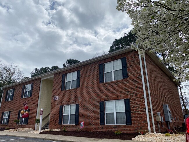 Building Photo - Two bedroom 2 bath apartment available