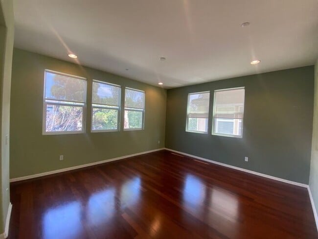 Building Photo - Gorgeous 3 bed 3 1/2 bath Townhome with be...