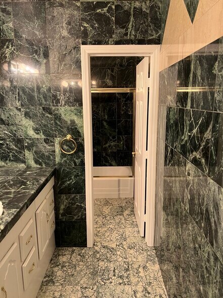 Building Photo - 6160 Whitsett Ave