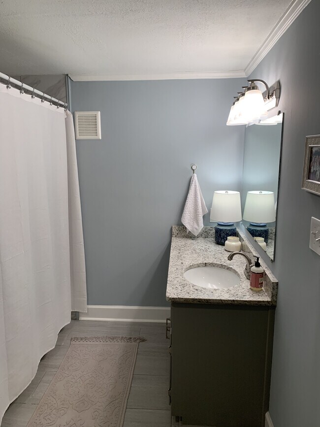 Building Photo - 1705 5th Ave