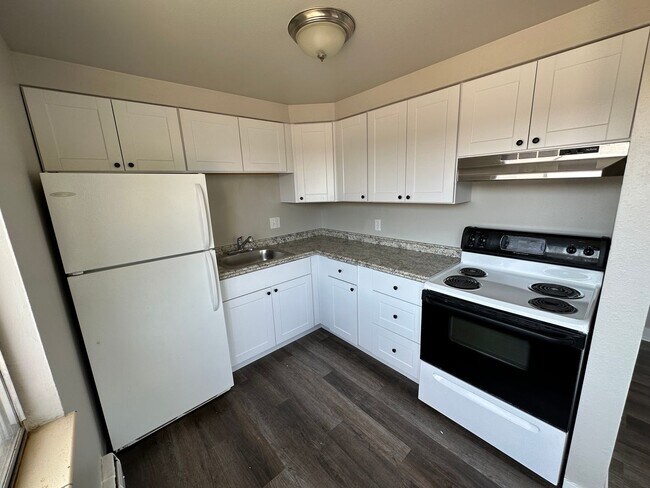 Building Photo - Move in ready 1 bedroom/1 bath in Edgewater! 2nd floor Unit!