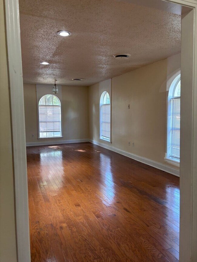 Building Photo - 1203 Greenbriar St