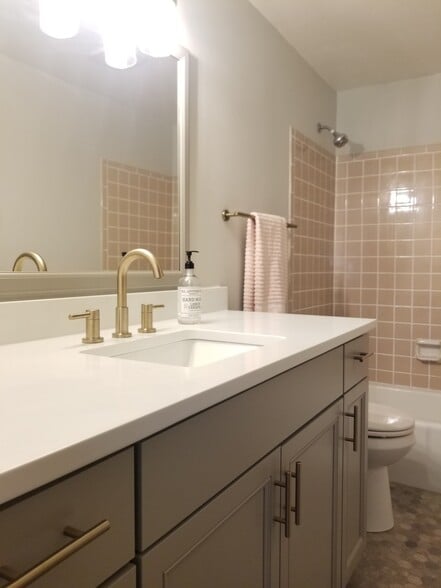 Building Photo - 1030 Davidson Dr