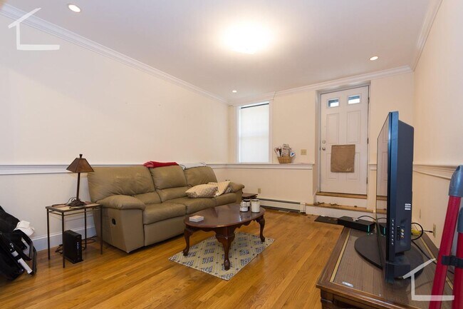 Building Photo - Garden level 3 bed in Allston