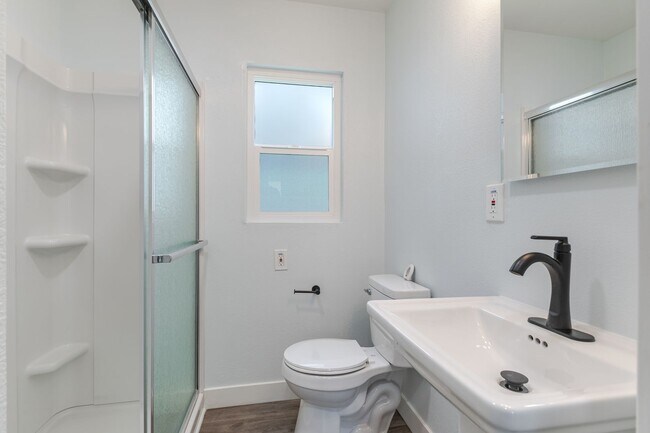 Building Photo - Fully Renovated 2BR/1BA Unit in Altadena –...