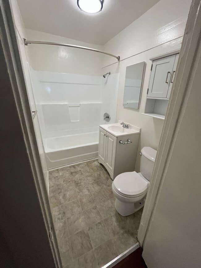 Building Photo - r2927