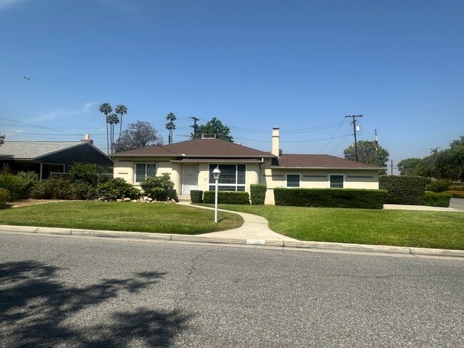 Building Photo - Perfection! Corner Lot Pool Home