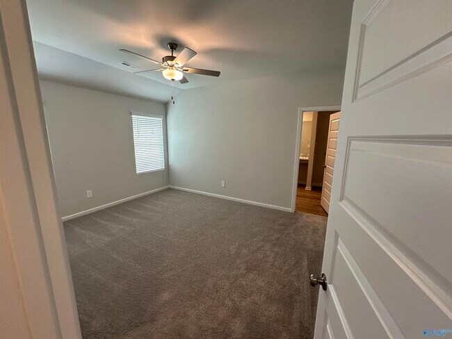Building Photo - 205 Six Pence Ct