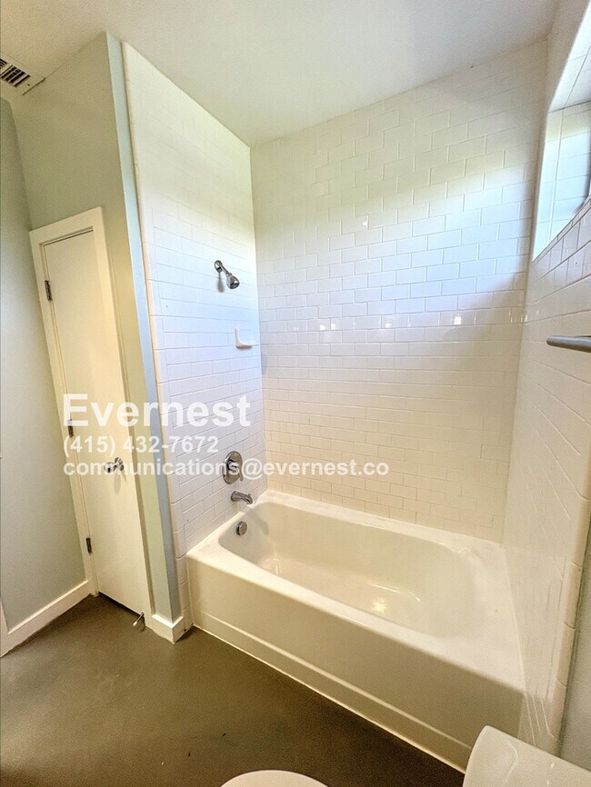 Building Photo - Beautiful 2 bed 2 bath in Oakland!