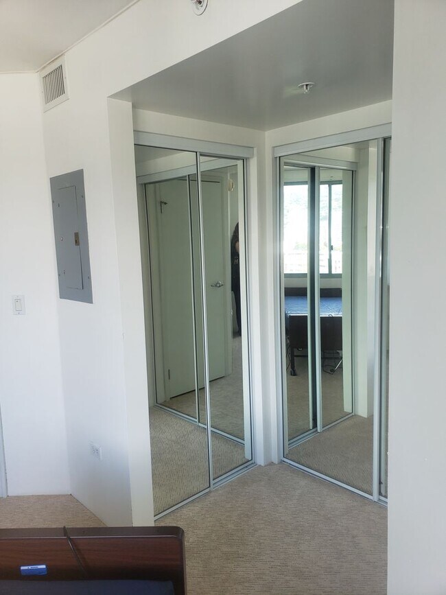 Building Photo - Must see One Kalakaua Unit