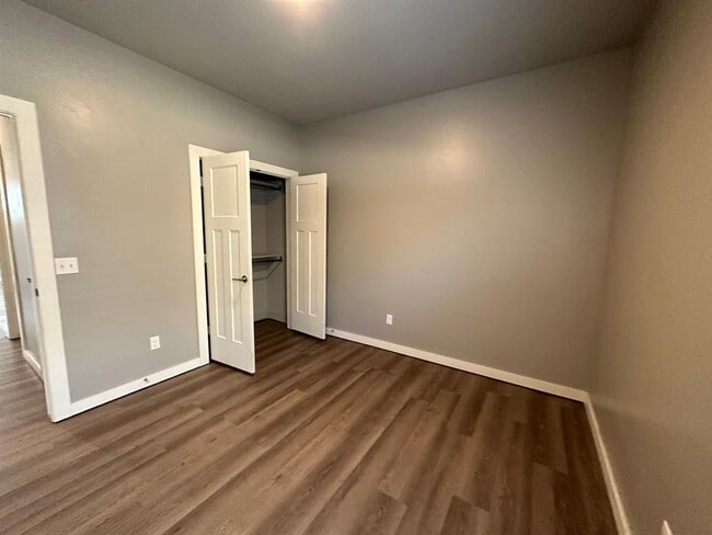 Building Photo - 809 Lakeview Dr