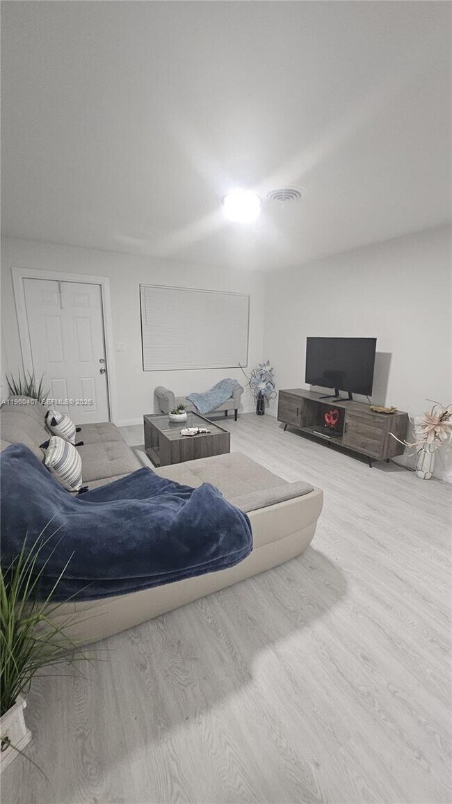 Building Photo - 1831 NE 56th St