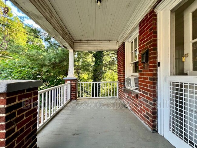 Building Photo - 120 S Poplar St