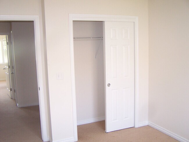 Building Photo - 11 Fuller Cir