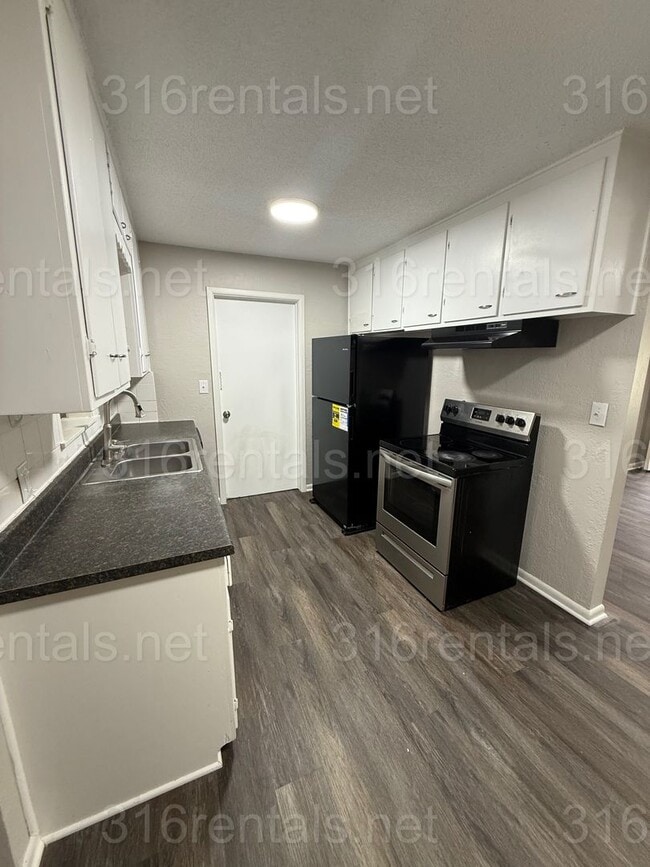 Building Photo - 2943 S Volutsia Ave