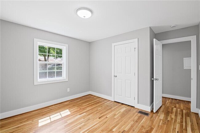 Building Photo - 2889 Macon Dr SE