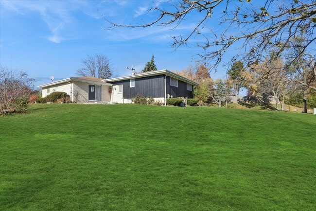 Building Photo - 9S525 Allison Ct